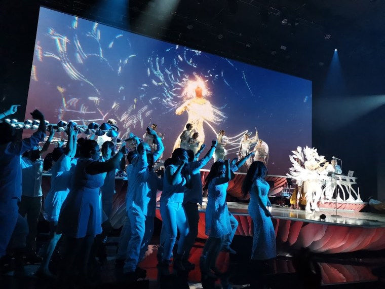 Björk con el coro de la UNAM en México