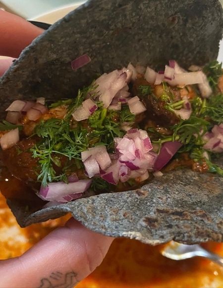 Dua Lipa come tacos en México