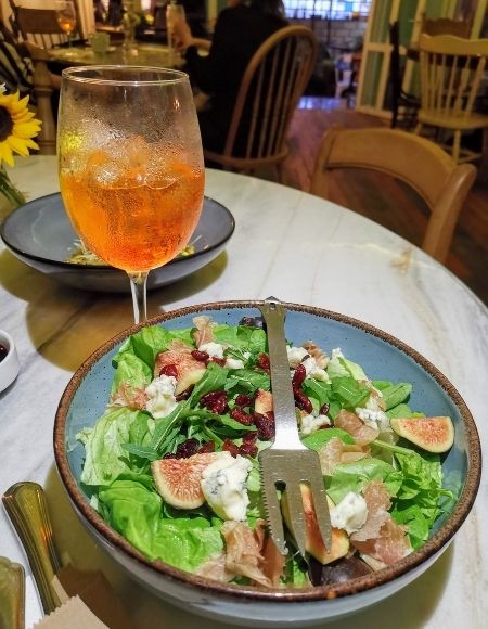 ensalada con queso gorgonzola