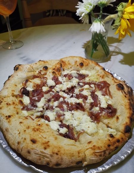 Pizza de cebolla caramelizada.