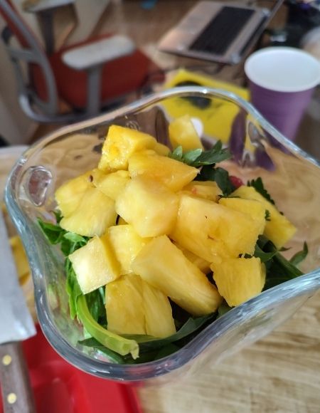 jugo verde natural con piña.