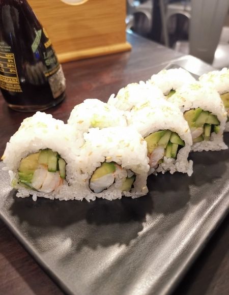 sushi con camarón