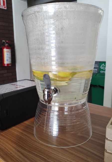 agua simple con rodajas de naranja