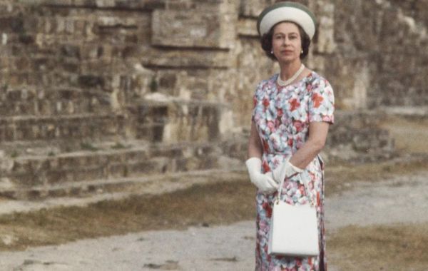 Reina Isabel II en México