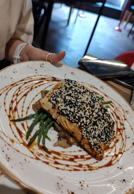 salmón con capa de ajonjolí