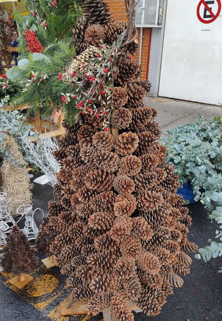 árbol de navidad hecho con piña de pino