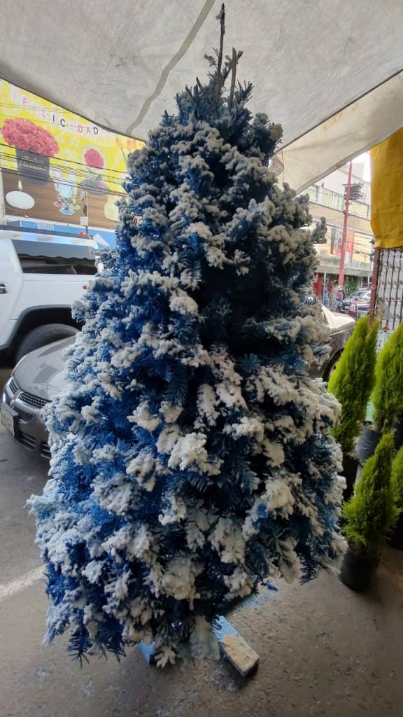 arboles de navidad de colores con nieve artificial