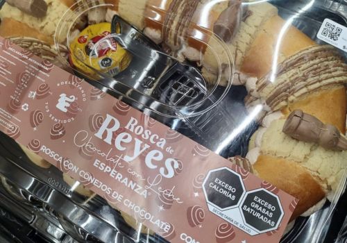 rosca de reyes con conejo de chocolate