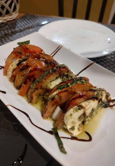 totos mazatlan ensalada caprese